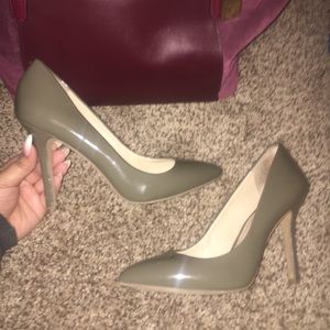 Jessica Simpson grey pumps heels